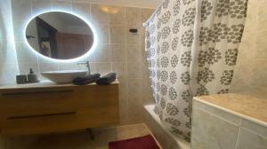Ένα μπάνιο στο Apt. ManRey 1C - Jade +28 φωτογραφίες