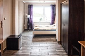 een kleine slaapkamer met een bed en een raam bij Villa 106 in Pawłów