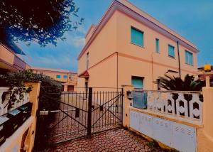 een poort voor een huis bij Lido del Sole FCO in Fiumicino