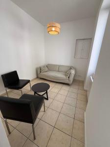 Ruang duduk di Maison de ville centre de Nérac +1 gambar
