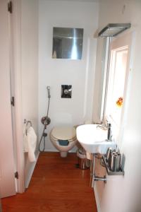 un bagno con un water e un lavandino di Casa da Cerca a Óbidos Altre 27 foto