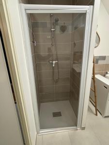 A bathroom at La parenthèse Cabourgeaise