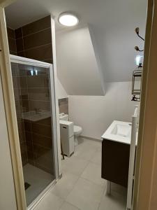 A bathroom at La parenthèse Cabourgeaise