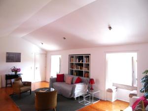 un soggiorno con divano e libreria di Casa da Cerca a Óbidos