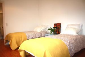 due letti uno accanto all'altro in una stanza di Casa da Cerca a Óbidos