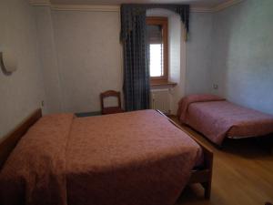 a hotel room with two beds and a window at B&B Leonardi in Monclassico