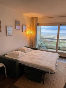 Postel nebo postele na pokoji v ubytování Beau studio rénové, vue exceptionnelle Mer-Dune