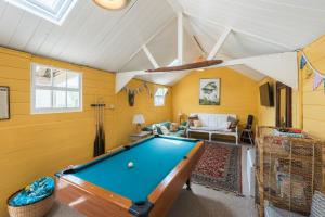 Τραπέζι μπιλιάρδου στο Foxcote Grange By Birch Stays