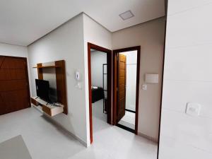un soggiorno con TV e specchio di Apart Hotel Home Trancoso a Trancoso