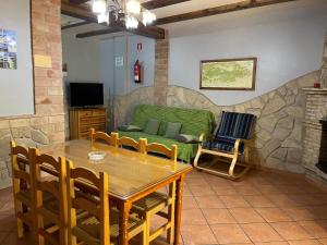 a living room with a table and a couch at Alojamientos Bellavista in Coto Ríos