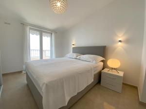 Ένα ή περισσότερα κρεβάτια σε δωμάτιο στο Holiday home Kuzma with private pool and sea view