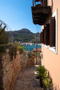 an alleyway leading to a building with a view of the water at Kavos House in Meyisti