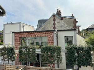 a white house with a brick at La Cour des Princesses in Deauville