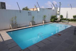 une grande piscine avec de l'eau bleue dans l'établissement Anna Suite - Serenity & Stuff Luxury Apartments, à Midrand