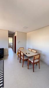 una sala da pranzo con tavolo e sedie di Apart Hotel Home Trancoso a Trancoso Altre 10 foto