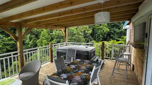 un patio avec une table et des chaises sur une terrasse dans l'établissement Chez Francis, à Petit-Bourg