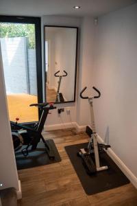 Fitness centrum a/nebo fitness zařízení v ubytování Manchester's hidden gem