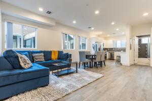 Una sala de estar con un sofá azul y una mesa. en La Cityscapes, en Los Ángeles