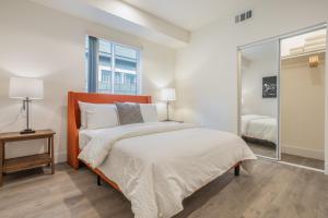 Un dormitorio con una cama grande y un espejo. en La Cityscapes, en Los Ángeles