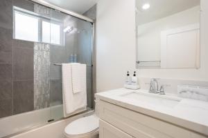 Un baño con inodoro, lavabo y ducha. en La Cityscapes, en Los Ángeles 48 fotos más