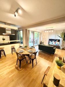 Kuchyň nebo kuchyňský kout v ubytování Chic one bedroom with parking&terrace-KIR22