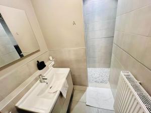 Koupelna v ubytování Chic one bedroom with parking&terrace-KIR22 + 5 fotografií