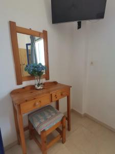 Televízia a/alebo spoločenská miestnosť v ubytovaní Apollonia Apartments