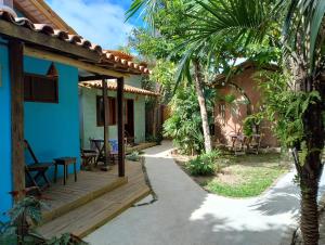 アライアル・ダジュダにあるCasa Paiol loft no centro do Arraialの椰子の木の家