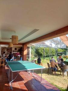 Stolní tenis v ubytování Hostal Mochiliers Bed and Breakfast nebo okolí