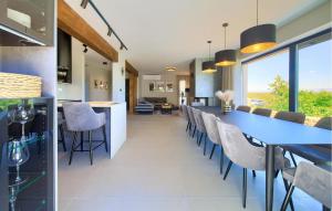 VrhにあるStunning Home In Vrh With Saunaの青いテーブルと椅子のあるオープンキッチンとダイニングルーム