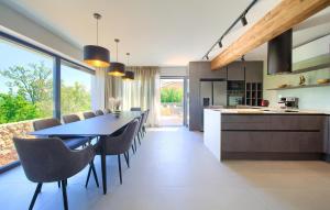 VrhにあるStunning Home In Vrh With Saunaのテーブルと椅子のあるキッチンとダイニングルーム