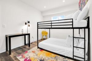 Giường trong phòng chung tại Spectacular Rooftop View House