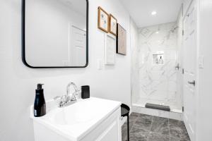 Phòng tắm tại Spectacular Rooftop View House +33 ảnh