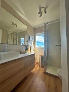 Un baño con bañera, lavabo y ducha. en Casa do Beco, en Moninho