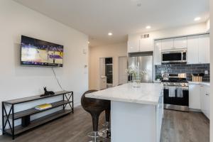 Köök või kööginurk majutusasutuses Stylish Dtla Home With Views