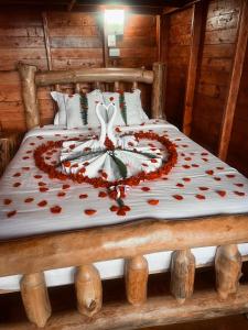 a bed in a cabin with a heart made out at Glamping La Kumbre T con vista a las montañas in Gama