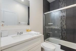 Vannituba majutusasutuses Stylish Dtla Home With Views