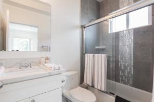 Vannituba majutusasutuses Stylish Dtla Home With Views