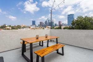 Rõdu või terrass majutusasutuses Stylish Dtla Home With Views