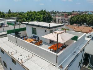 Rõdu või terrass majutusasutuses Stylish Dtla Home With Views