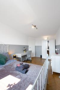 Postel nebo postele na pokoji v ubytování ClickTheFlat Wilson Square Apart Rooms