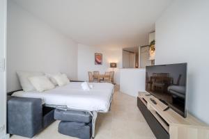 Un dormitorio con una cama y un televisor de pantalla plana. en Atlantic Selection - Vue Océan - La Sud Hossegor, en Soorts-Hossegor 26 fotos más