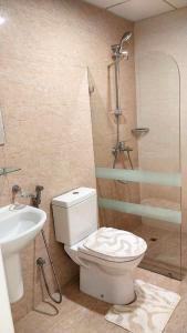 un baño con inodoro y lavabo en Beach star residency 2, en Mascate