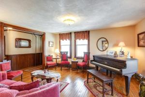 Ruang duduk di 6 Mi to Hickory Run Park Victorian Home with Porch