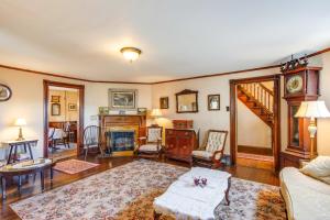 Ruang duduk di 6 Mi to Hickory Run Park Victorian Home with Porch