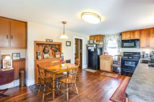 Dapur atau dapur kecil di 6 Mi to Hickory Run Park Victorian Home with Porch