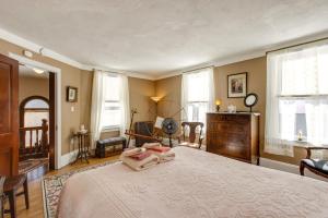Katil atau katil-katil dalam bilik di 6 Mi to Hickory Run Park Victorian Home with Porch