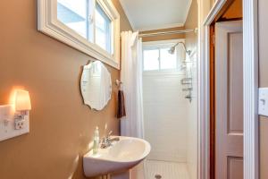 Bilik mandi di 6 Mi to Hickory Run Park Victorian Home with Porch