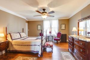 Katil atau katil-katil dalam bilik di 6 Mi to Hickory Run Park Victorian Home with Porch