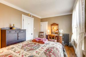 Katil atau katil-katil dalam bilik di 6 Mi to Hickory Run Park Victorian Home with Porch
